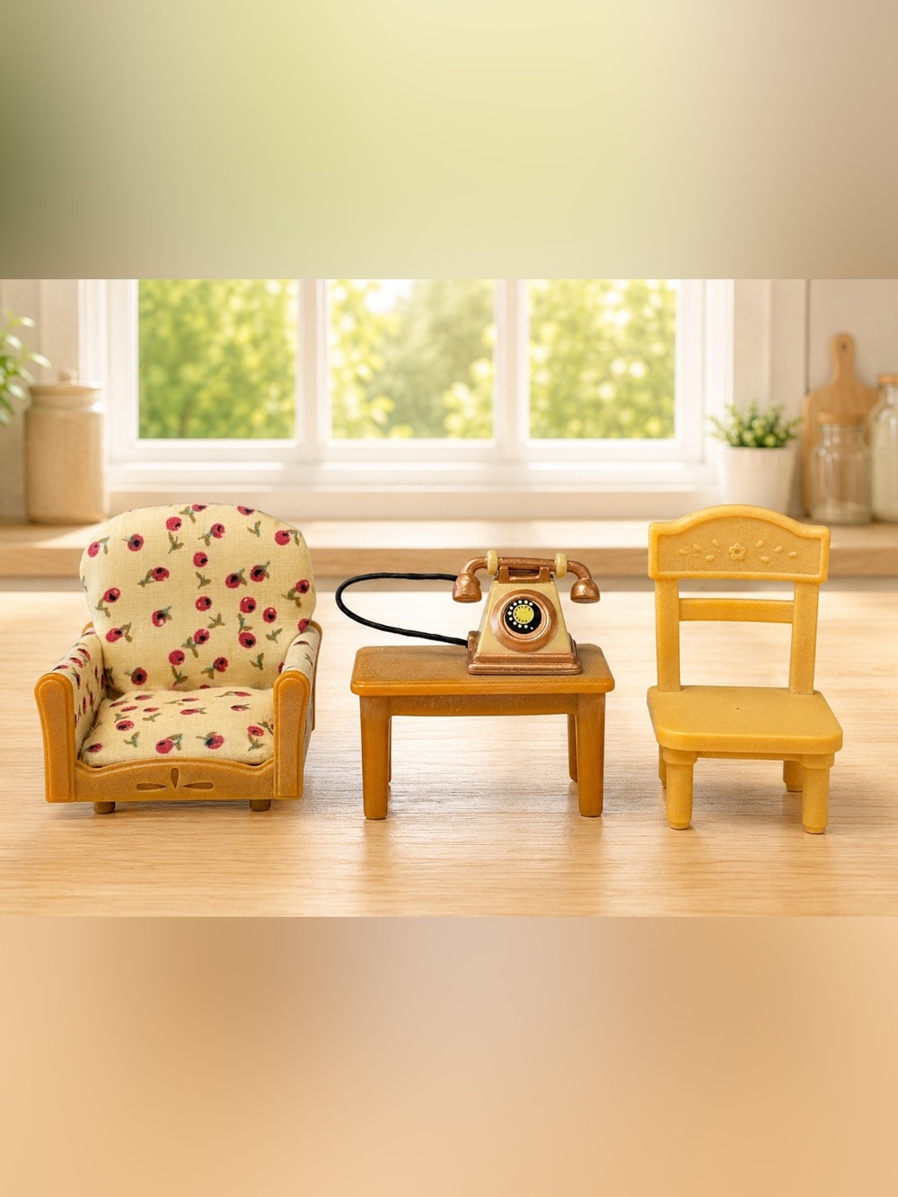 Sylvanian Families Calico Critters Upholstered Chair, Regular Chair, Table Phone